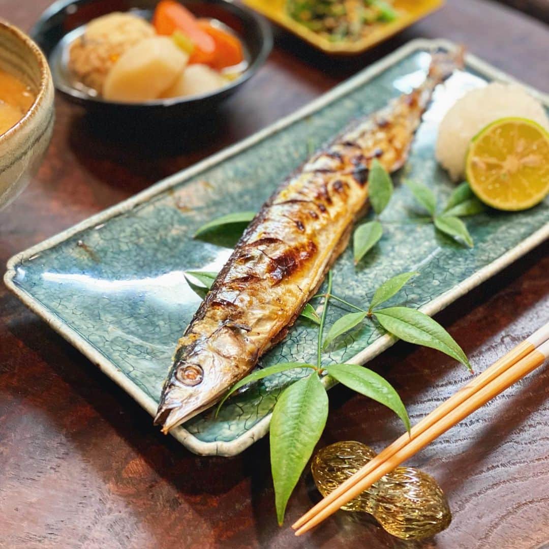 松本孝美のインスタグラム：「初秋刀魚  やっとやっと！ 小さいけどね 美味しゅうございました  #秋刀魚#粕豚汁#豚汁#がんも#ほうれん草#胡麻和え#和食」