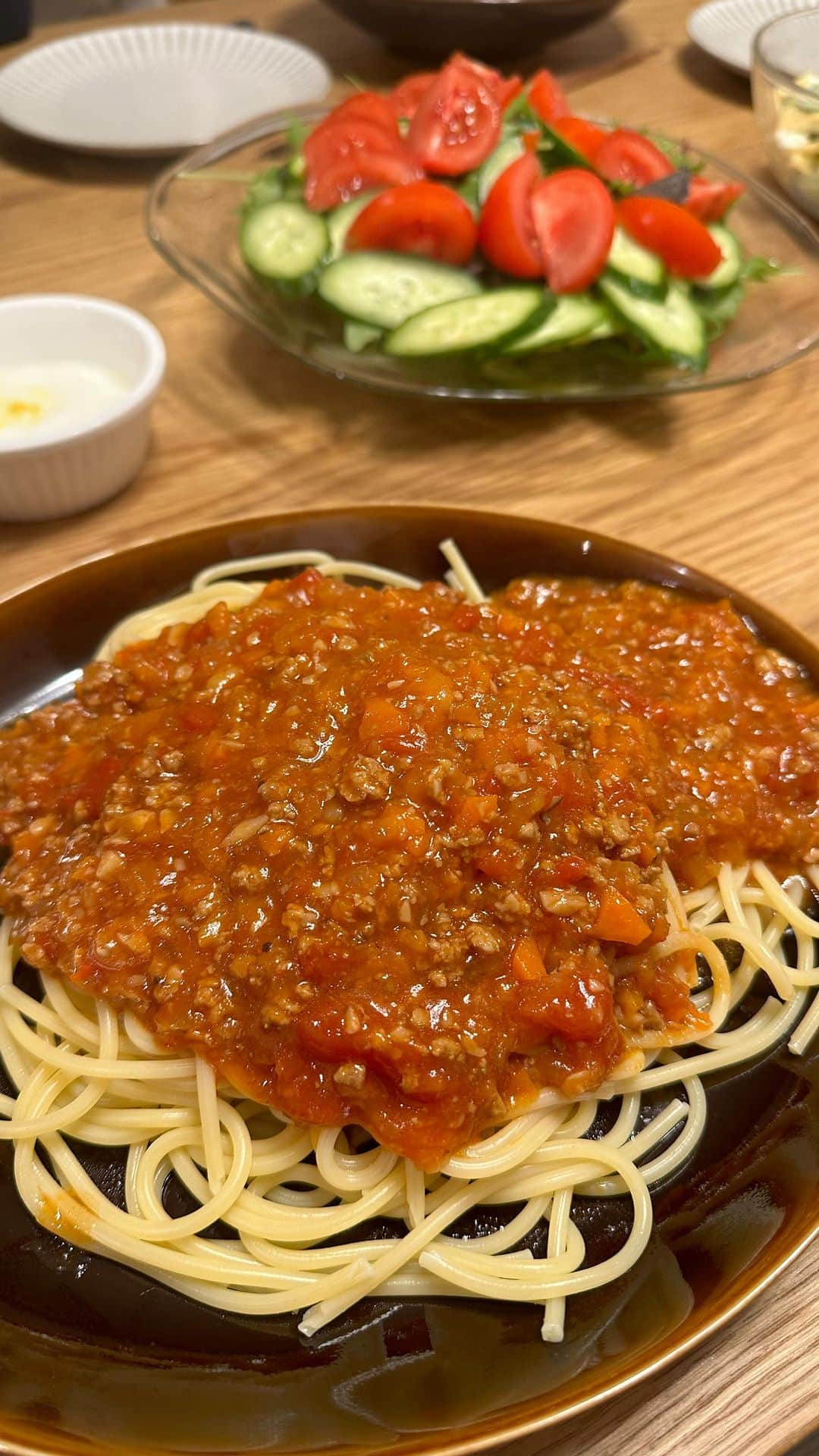 Aya（高本彩）のインスタグラム：「我が家のミートスパゲッティレシピ🍝  次回からはサブスク限定でこんな感じでレシピ公開していきます🤍  【材料】 合い挽き肉　300gぐらい 玉ねぎ　　　1玉半 にんじん　　2本 しめじ　　　1株  有機ケチャップ　大さじ4強 ウスターソース　大さじ4 コンソメ　　　　2つぶ 砂糖　　　　　　大さじ2 有機小麦粉　　　大さじ2 水　　　　　　　1カップ にんにく　　　　1片  赤ワイン入れても美味しいでーす！  【作り方】 ①オリーブオリーブにニンニクを入れて香りが出るまで炒める  ②ひき肉を入れて炒める  ③小麦粉を入れて軽く炒めたらみじん切りにした野菜を全て投入して炒める  ④調味料全ていれて煮込む  10分〜20分弱火で煮込んだら完成  我が家は甘めです！  赤ワイン入れてもおいしいです^_^  #料理#ミートスパゲッティ#レシピ#最近は魚中心の食事ですがたまにお肉料理もでてきます」