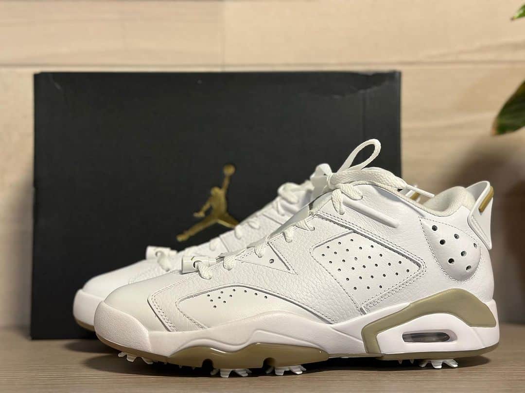 中西直人のインスタグラム：「韓国旅行の時可愛かったから GETしてみた😍  Nike Air Jordan 6 Low Golf "White/Khaki"  ナイキ エアジョーダン6 ロー ゴルフ "ホワイト/カーキ"  #nike #jordan6 #sanrise」