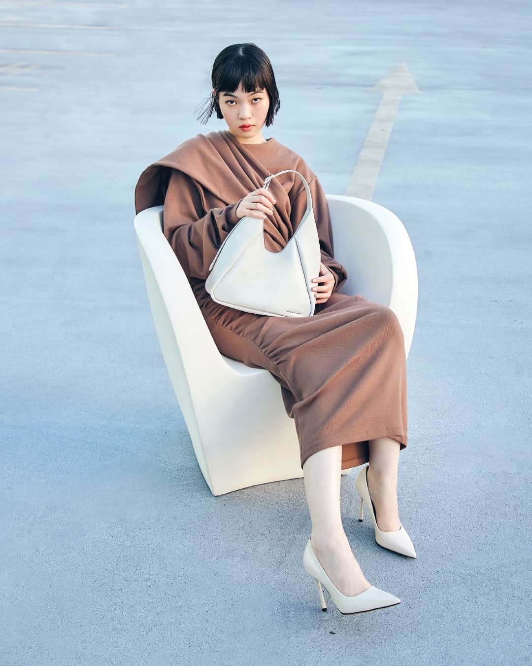 CHARLES & KEITH JAPAN CHARLES & KEITHのインスタグラム：「三角のシルエットがモダンなバズ ホーボーバッグと、クリーンでクラシカルなパテントレザーパンプスの組み合わせは、いつものコーディネートをクラスアップしてくれること間違いなし。⁠ ⁠ Buzz バズ ホーボーバッグ⁠ (Article No. CK2-40271214)⁠ Kyra キラー パテントレザーパンプス⁠ (Article No. SL1-61790018)⁠ ⁠ #CharlesKeithFW23⁠ #チャールズアンドキース⁠ ⁠ Photographer: Keisei Arai⁠ Stylist: Itsuka Watanabe⁠ Makeup Artist: ANNA⁠ Hair Stylist: Miho Emori」