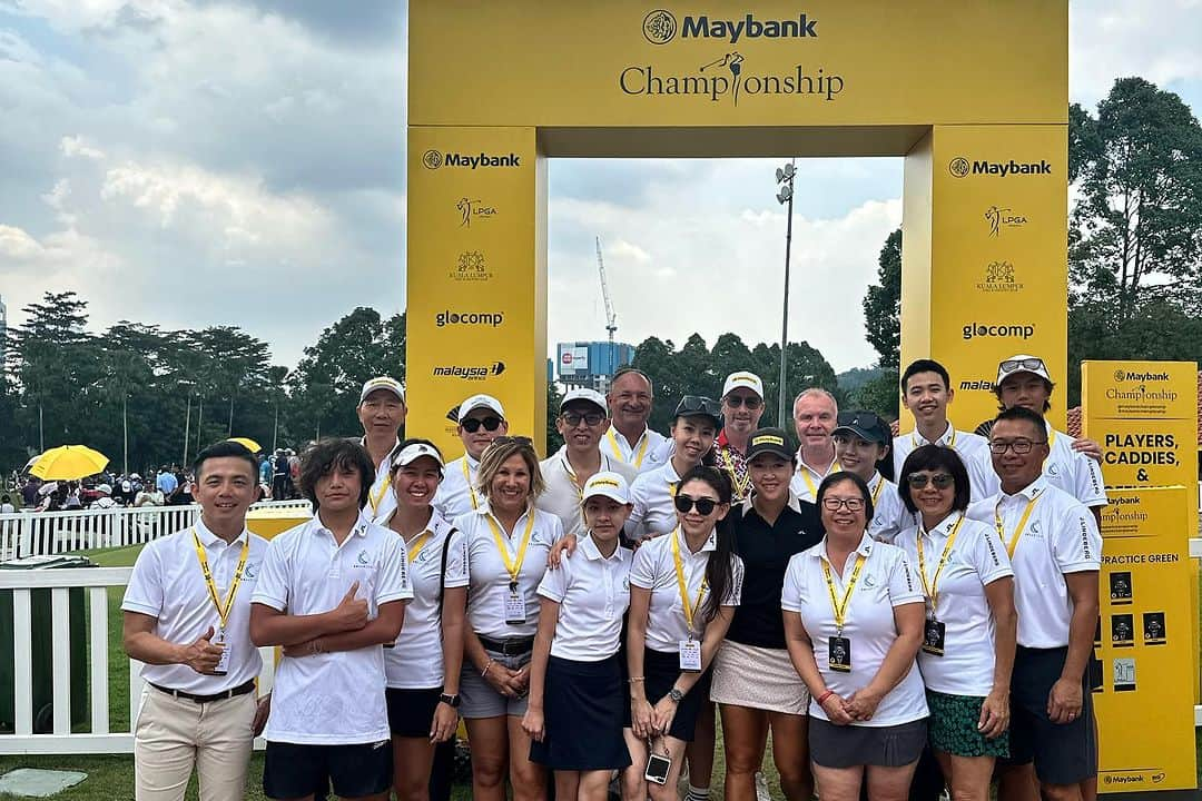 ケリー・タンさんのインスタグラム写真 - (ケリー・タンInstagram)「Loved playing in 🇲🇾 Malaysian fans you guys are so amazing! Loved the cheers and roars 🐯 Kudos to the team @mymaybank and putting on a world class @maybankchampionship 💛 @klgcc.official job well done to keep the course in such amazing shape with all the rain we had 👏👏👏 This may be a set back for me but I know I’ll get back up 💪 Thank you for all your support, word of encouragement and fist pumps all week 👊 And lastly, Team Tan in full force! Thank you to my family for being there ❤️ As well as my Canadian fans for coming all the way to watch me play in my home country and celebrate my 30th with me 🫶🏻 Love all of you!!! This tournament will forever be very special to me 💛💛💛 • • • #MaybankChampionship #LPGA #KualaLumpur #KLGCC #WestCourse #TeamTan #TeamJL #TeamDuca」10月30日 20時11分 - kellytan33