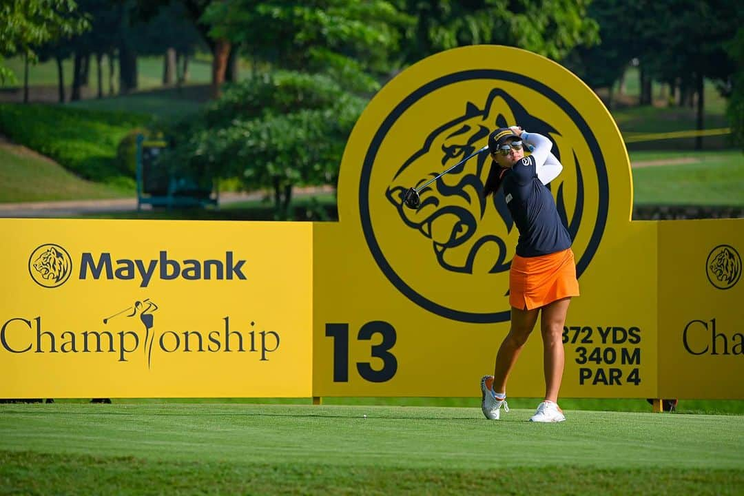 ケリー・タンさんのインスタグラム写真 - (ケリー・タンInstagram)「Loved playing in 🇲🇾 Malaysian fans you guys are so amazing! Loved the cheers and roars 🐯 Kudos to the team @mymaybank and putting on a world class @maybankchampionship 💛 @klgcc.official job well done to keep the course in such amazing shape with all the rain we had 👏👏👏 This may be a set back for me but I know I’ll get back up 💪 Thank you for all your support, word of encouragement and fist pumps all week 👊 And lastly, Team Tan in full force! Thank you to my family for being there ❤️ As well as my Canadian fans for coming all the way to watch me play in my home country and celebrate my 30th with me 🫶🏻 Love all of you!!! This tournament will forever be very special to me 💛💛💛 • • • #MaybankChampionship #LPGA #KualaLumpur #KLGCC #WestCourse #TeamTan #TeamJL #TeamDuca」10月30日 20時11分 - kellytan33