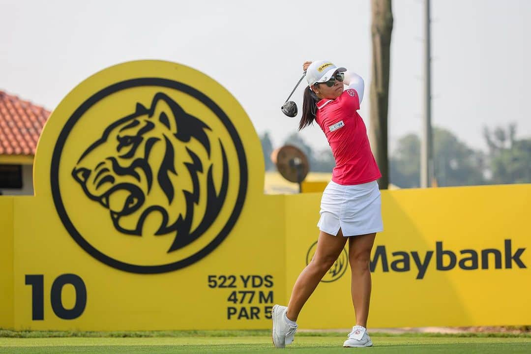 ケリー・タンさんのインスタグラム写真 - (ケリー・タンInstagram)「Loved playing in 🇲🇾 Malaysian fans you guys are so amazing! Loved the cheers and roars 🐯 Kudos to the team @mymaybank and putting on a world class @maybankchampionship 💛 @klgcc.official job well done to keep the course in such amazing shape with all the rain we had 👏👏👏 This may be a set back for me but I know I’ll get back up 💪 Thank you for all your support, word of encouragement and fist pumps all week 👊 And lastly, Team Tan in full force! Thank you to my family for being there ❤️ As well as my Canadian fans for coming all the way to watch me play in my home country and celebrate my 30th with me 🫶🏻 Love all of you!!! This tournament will forever be very special to me 💛💛💛 • • • #MaybankChampionship #LPGA #KualaLumpur #KLGCC #WestCourse #TeamTan #TeamJL #TeamDuca」10月30日 20時11分 - kellytan33