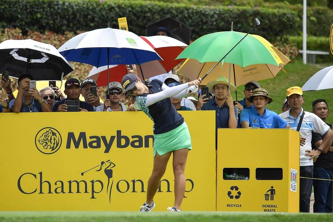 ケリー・タンのインスタグラム：「Loved playing in 🇲🇾 Malaysian fans you guys are so amazing! Loved the cheers and roars 🐯 Kudos to the team @mymaybank and putting on a world class @maybankchampionship 💛 @klgcc.official job well done to keep the course in such amazing shape with all the rain we had 👏👏👏 This may be a set back for me but I know I’ll get back up 💪 Thank you for all your support, word of encouragement and fist pumps all week 👊 And lastly, Team Tan in full force! Thank you to my family for being there ❤️ As well as my Canadian fans for coming all the way to watch me play in my home country and celebrate my 30th with me 🫶🏻 Love all of you!!! This tournament will forever be very special to me 💛💛💛 • • • #MaybankChampionship #LPGA #KualaLumpur #KLGCC #WestCourse #TeamTan #TeamJL #TeamDuca」