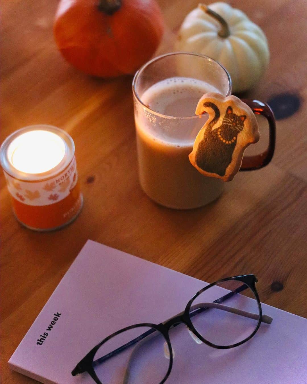 sayoko_betseyのインスタグラム：「goodbye october ⁡ 10月が終わろうとしている🎃 ⁡ 終わったらオバケとかのハロウィングッズは片付けて、サンクスギビング前にちょっとずつ秋からクリスマスへとシフトしていく予定 ⁡ だからもう少し秋と冬の狭間を楽しみたいな ⁡ みんなはどんな予定？？  ⁡ #october #halloween #teatime #blackcat  #ハロウィン #おうちカフェ #インテリア #秋 #1LDK #北海道に恋してる #週末野心 #かみしめる時間 #黒猫」