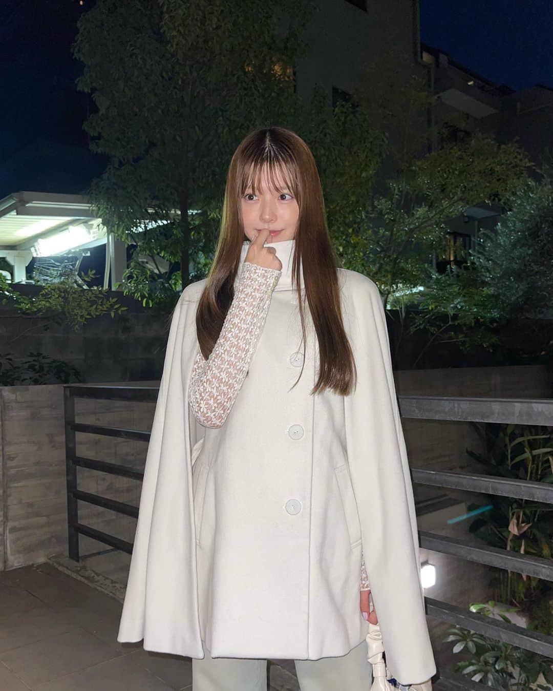 鈴木ゆうかのインスタグラム：「.  最近ケープコートがだいすき🍂 Coat @royalparty_official  Tops @public_tokyo  Denim @amiparis  Boots @uggjapan」