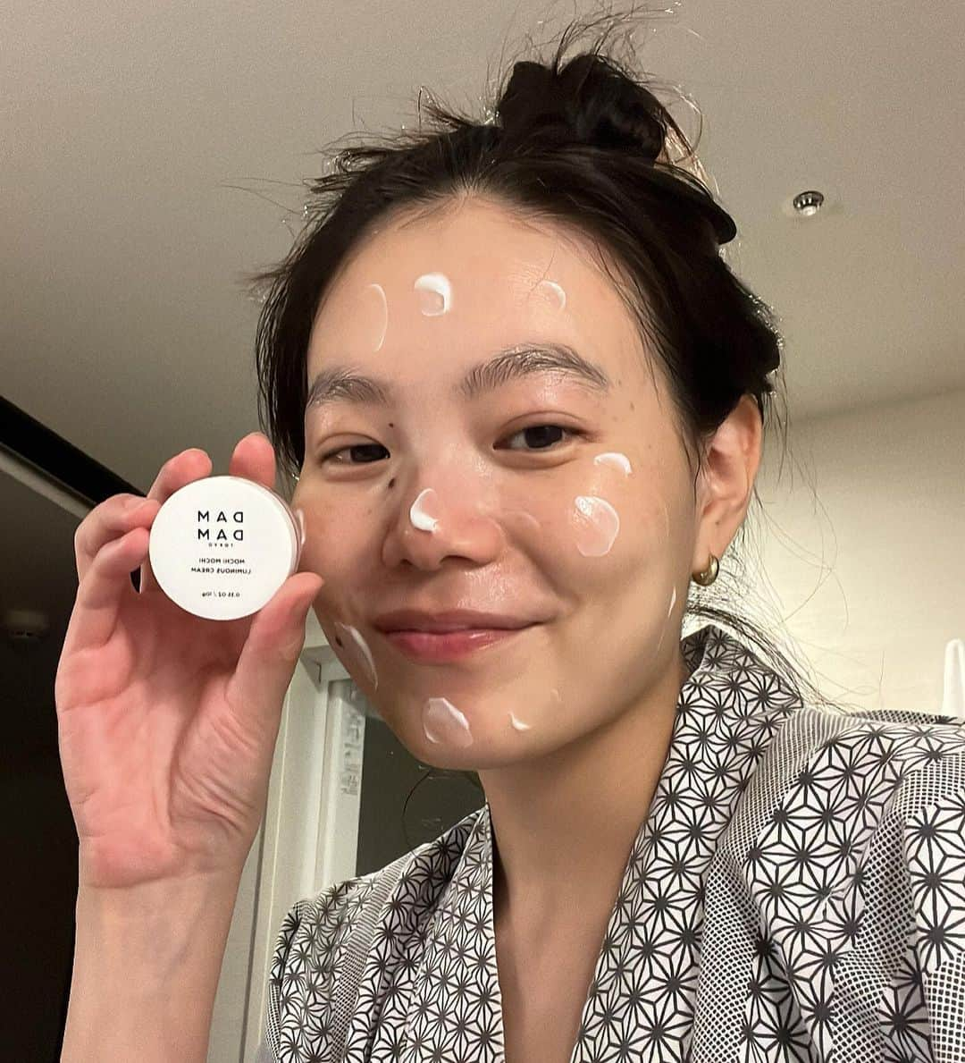 山本奈衣瑠さんのインスタグラム写真 - (山本奈衣瑠Instagram)「damdam skin care🌿𓈒𓂃𓏸🧼 ⁡ @damdamtokyo   旅先や仕事で地方に行く時 本当〜にこのｻｲｽﾞ使いやすくて助かる(◦ˉ ˘ ˉ◦)⭐︎ ｷﾞﾌﾄとかにも絶対良い𓃥 ⁡ ﾒｲｸ落とし~ｾﾗﾑ 保湿ｸﾘｰﾑまで全部揃うの最高大事👜 私はdamdamのｵｲﾙｾﾗﾑともちもちｸﾘｰﾑが好きﾃﾞｽ 乾燥する様になってきたのでｽｷﾝｹｱに 一つｵｲﾙ系あると大変助かりますね🕵🏻⠜✧ あと最強だなと思ったのは写真に無いけど ﾋﾞﾀﾐﾝCｾﾗﾑ これはとても良い🥹🫵🏼꙳☄︎」10月30日 20時14分 - nairuuuu