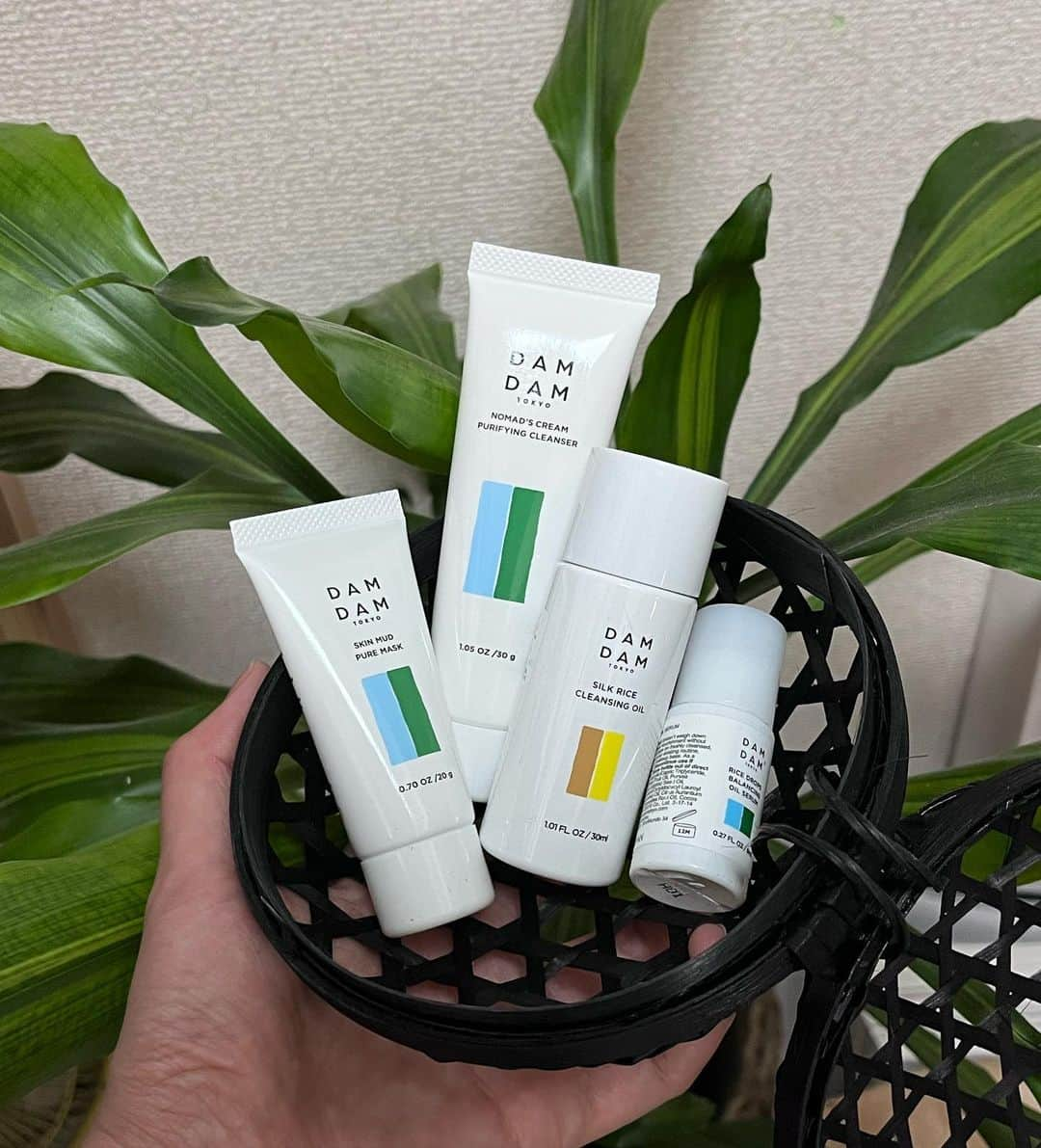 山本奈衣瑠さんのインスタグラム写真 - (山本奈衣瑠Instagram)「damdam skin care🌿𓈒𓂃𓏸🧼 ⁡ @damdamtokyo   旅先や仕事で地方に行く時 本当〜にこのｻｲｽﾞ使いやすくて助かる(◦ˉ ˘ ˉ◦)⭐︎ ｷﾞﾌﾄとかにも絶対良い𓃥 ⁡ ﾒｲｸ落とし~ｾﾗﾑ 保湿ｸﾘｰﾑまで全部揃うの最高大事👜 私はdamdamのｵｲﾙｾﾗﾑともちもちｸﾘｰﾑが好きﾃﾞｽ 乾燥する様になってきたのでｽｷﾝｹｱに 一つｵｲﾙ系あると大変助かりますね🕵🏻⠜✧ あと最強だなと思ったのは写真に無いけど ﾋﾞﾀﾐﾝCｾﾗﾑ これはとても良い🥹🫵🏼꙳☄︎」10月30日 20時14分 - nairuuuu