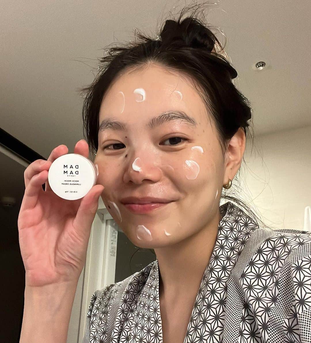 山本奈衣瑠のインスタグラム：「damdam skin care🌿𓈒𓂃𓏸🧼 ⁡ @damdamtokyo   旅先や仕事で地方に行く時 本当〜にこのｻｲｽﾞ使いやすくて助かる(◦ˉ ˘ ˉ◦)⭐︎ ｷﾞﾌﾄとかにも絶対良い𓃥 ⁡ ﾒｲｸ落とし~ｾﾗﾑ 保湿ｸﾘｰﾑまで全部揃うの最高大事👜 私はdamdamのｵｲﾙｾﾗﾑともちもちｸﾘｰﾑが好きﾃﾞｽ 乾燥する様になってきたのでｽｷﾝｹｱに 一つｵｲﾙ系あると大変助かりますね🕵🏻⠜✧ あと最強だなと思ったのは写真に無いけど ﾋﾞﾀﾐﾝCｾﾗﾑ これはとても良い🥹🫵🏼꙳☄︎」