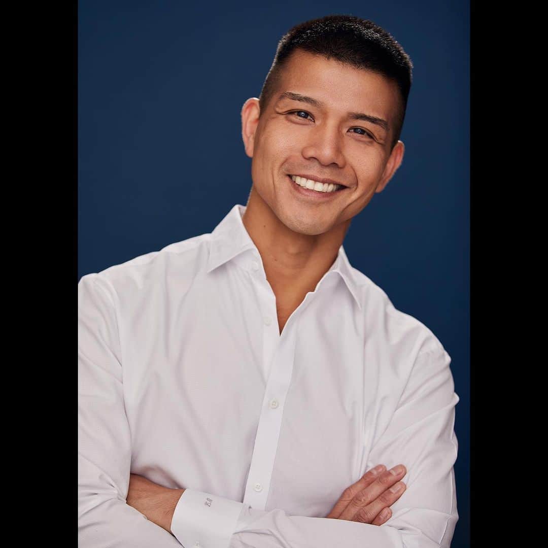 テリー・レオンのインスタグラム：「Starting the week with a smile & a crisp custom-made white shirt by @suitdfup 👔. 📸 by buddy @benji_riv of @benjaminriveraphotography」