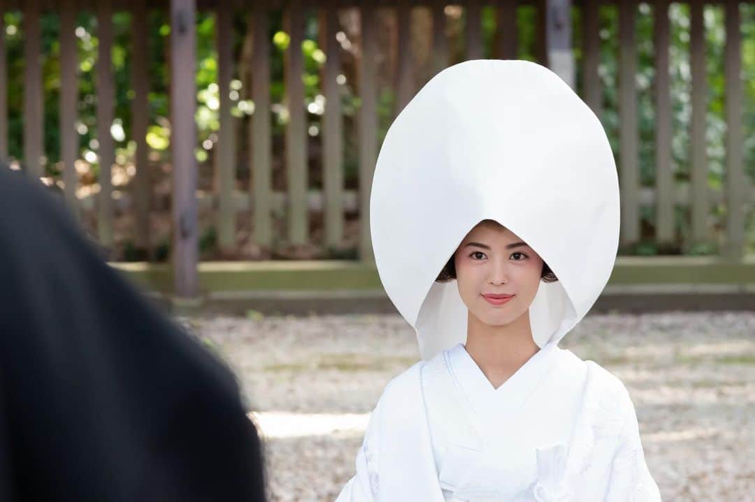 宮城夏鈴のインスタグラム：「1 year ago today.   ちょうど一年前✨ 実は結婚式は 明治神宮で神前式を行いました☺️ 小さな家族だけの式でしたがやって良かった✨  白無垢を着ると生まれ変わるという意味合いもあるようだけど、 私は前室で着付けされながら倒れそうになっていたよ🫢 息が出来なくて本当に無理かと思ったんだけど、颯爽と現れた旦那さんの顔を見たらw落ち着いて呼吸を取り戻せて一歩一歩前に進めた。その体験で、あながち白無垢の意味合いも本当かもだなぁと後日思ったのを覚えている。  LAにもどって久しぶりにかなり時差ボケをしてるんだけど そんな事をAM3:00に思い出してます🍁🌰✨ 大袈裟じゃなく今を大切に🤰💕🫃🏻」
