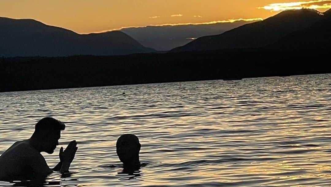 あばれる君さんのインスタグラム写真 - (あばれる君Instagram)「品川さんにガッツリ自分の世界観ぶつけたキャンプ動画お付き合い頂きました‼︎🏕️✨湖水風呂もマジで心地良かったっす‼︎ありがとうございました‼︎」10月30日 20時25分 - abarerukun