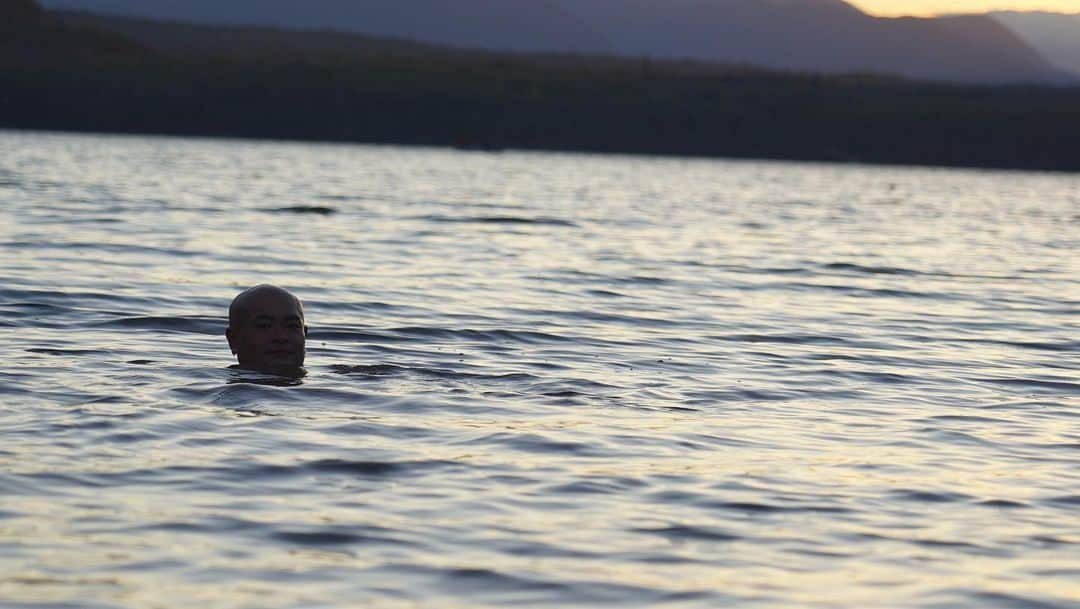 あばれる君さんのインスタグラム写真 - (あばれる君Instagram)「品川さんにガッツリ自分の世界観ぶつけたキャンプ動画お付き合い頂きました‼︎🏕️✨湖水風呂もマジで心地良かったっす‼︎ありがとうございました‼︎」10月30日 20時25分 - abarerukun