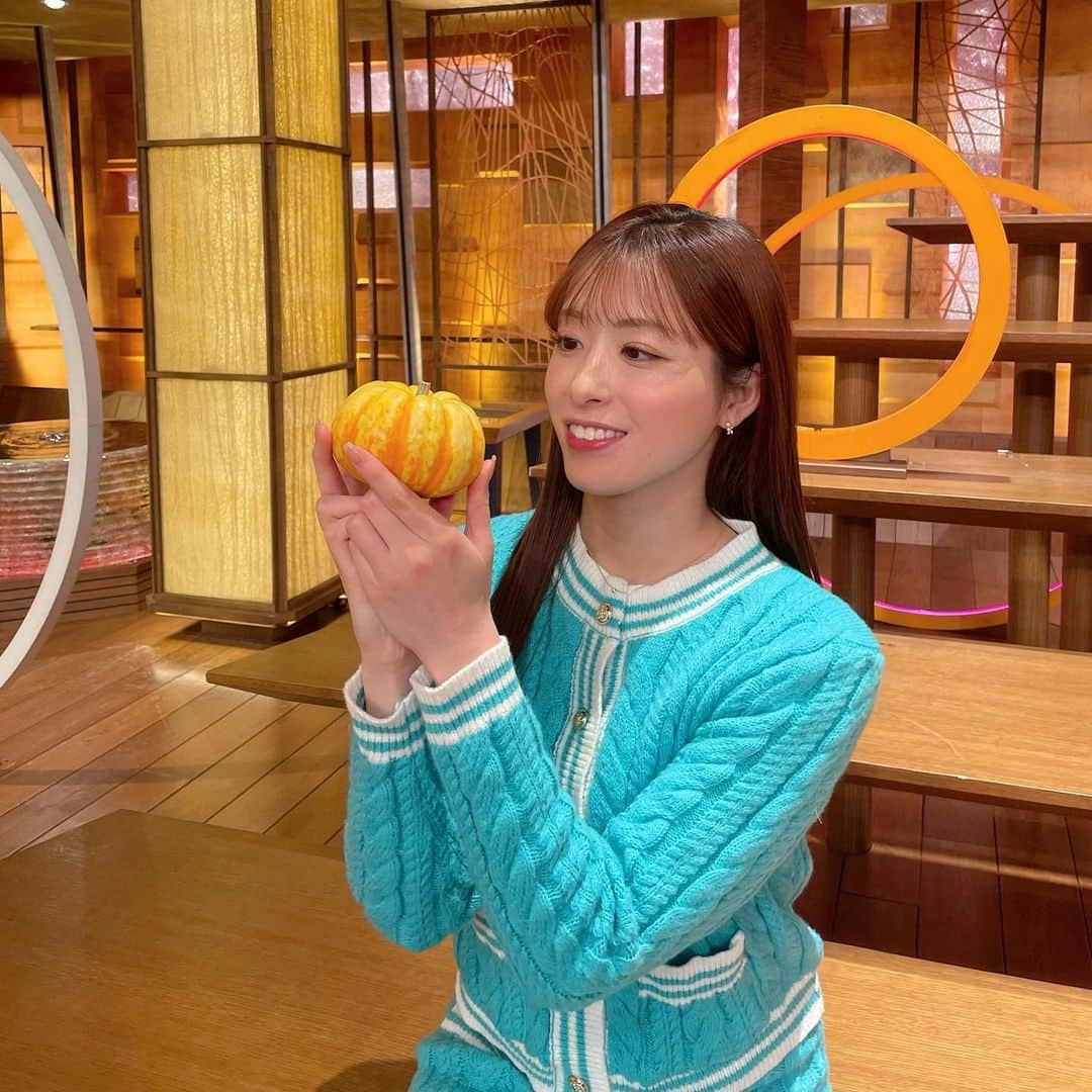 田原萌々さんのインスタグラム写真 - (田原萌々Instagram)「👻  ハロウィンが近いので昨日はスタジオにカボチャを連れていきました🎃  私が生けたお花の横に ちょこん。と置いてあげました。  サンデーステーションご覧いただきありがとうございました😊  また来週もよろしくお願いいたします！  10/29 #サンステ #衣装 @wildlily_daikanyama   #サンデーステーション#スポーツ#スポーツコーナー#スポ神#田原萌々#ハロウィン#ハロウィーン#おばけ#かぼちゃ#カボチャ#南瓜#食用#ではなく#観賞用#です笑#観賞用かぼちゃ#生け花#いけばな#お花#華道#花道#halloween#happyhalloween #ikebana#ootd#outfit」10月30日 20時26分 - tahara_momo