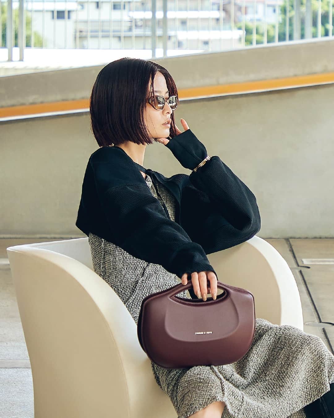 CHARLES & KEITH JAPAN CHARLES & KEITHのインスタグラム：「ミニマルながら個性的なデザインの⁠コクーン カーブハンドルバッグが、今シーズンはシックなBurgundyカラーになってアップデート。 秋冬ムードを高める、こっくりとしたリッチなカラー。 ⁠ コクーン カーブハンドルバッグ⁠ (Article No. CK2-50782229)⁠ メタリックチェーンアクセント ロングブーツ⁠ (Article No. CK1-90580171)⁠ ⁠ #CharlesKeithFW23⁠ #チャールズアンドキース⁠ ⁠ Photographer: Keisei Arai⁠ Stylist: Itsuka Watanabe⁠ Makeup Artist: ANNA⁠ Hair Stylist: Miho Emori」