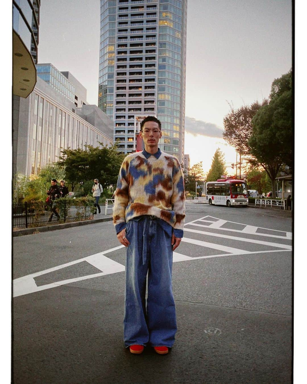 岩崎拓馬さんのインスタグラム写真 - (岩崎拓馬Instagram)「🌆🌆🌆🌆 . . 今日の #ハピタク   寒くなってきたねってことで 新しいお洋服をおろしたよ  Knit: @i_am_takahashi × @american_rag_cie   愛ちゃんがコラボした幾何学模様のシャギーニットは 肌触りよくてあったかくてカラフルハッピーになれる🥹  愛ちゃん、ありがと🫶🩷  Denim: @needbyheritage   袴みたいにワイドデニムは ずるずるに履き潰したいし、経年変化させたい オーバーサイズなスタイリングに役立ちそう💙 . . #PR #americanragcie #needbyheritage #happytime」10月30日 20時20分 - happy_takuma