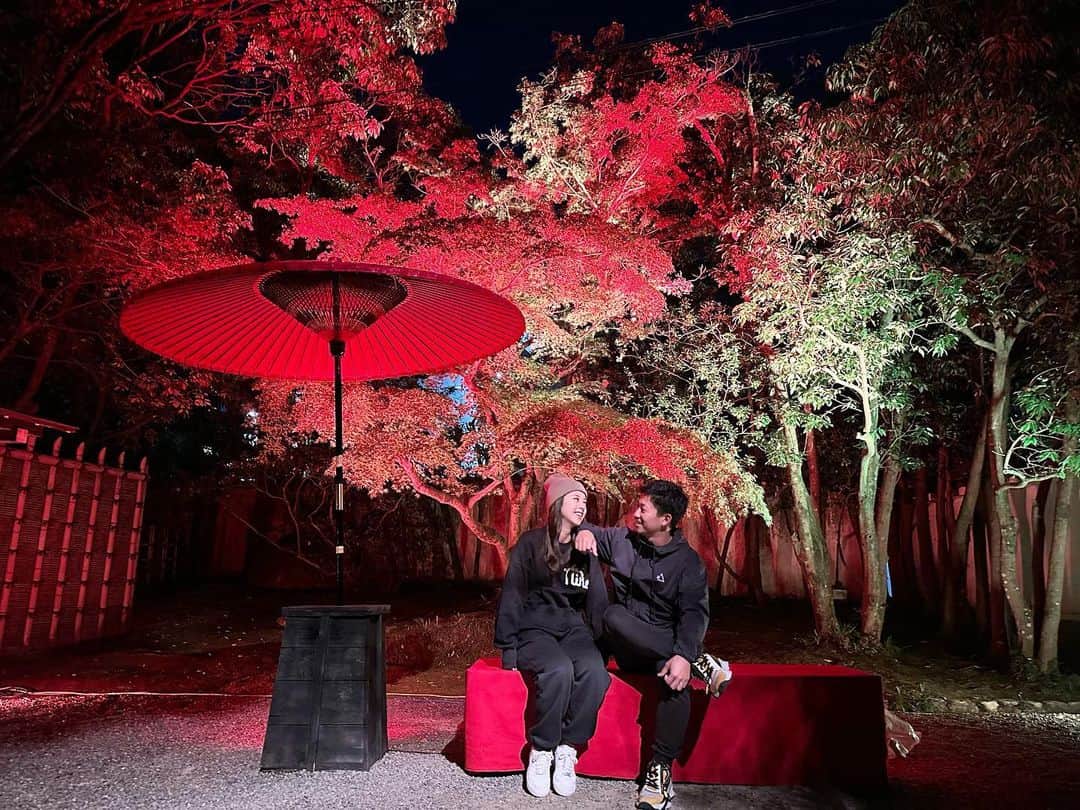 加賀其真美のインスタグラム：「旦那さんと❤️💚❤️ 夜のプロジェクトマッピング観に行ってきたよ🍁🌕 紅葉がより美しくより綺麗やった🍁✨🍁✨🍁 良い思い出になったよーっ☺️🤎💛🤎 ． ． ． #紅葉#友泉亭公園#プロジェクトマッピング #秋#夫婦写真#記念写真」