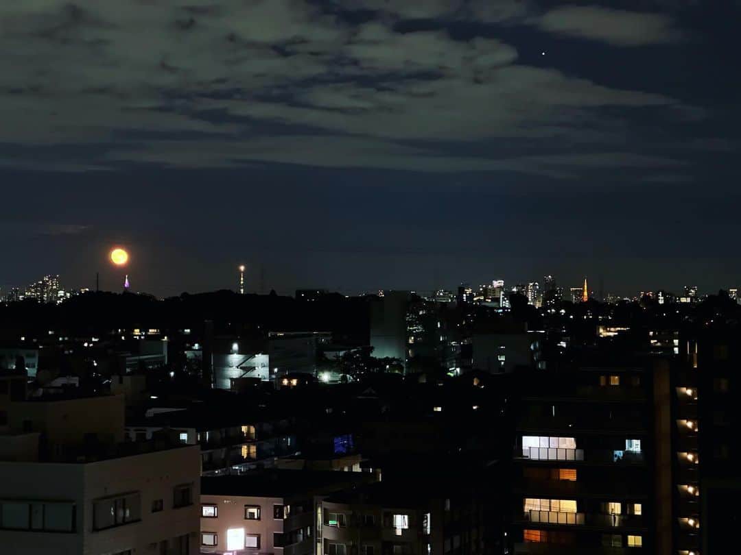 ochikeronのインスタグラム：「Full Moon 🌕 Tokyo Tower and Skytree🗼Now from Japan. Nice Autumn Halloween weather 🎃  #fullmoon #満月 #tokyotower #東京タワー #skytree #スカイツリー #docomotower #ドコモタワー #halloween #ハロウィン」