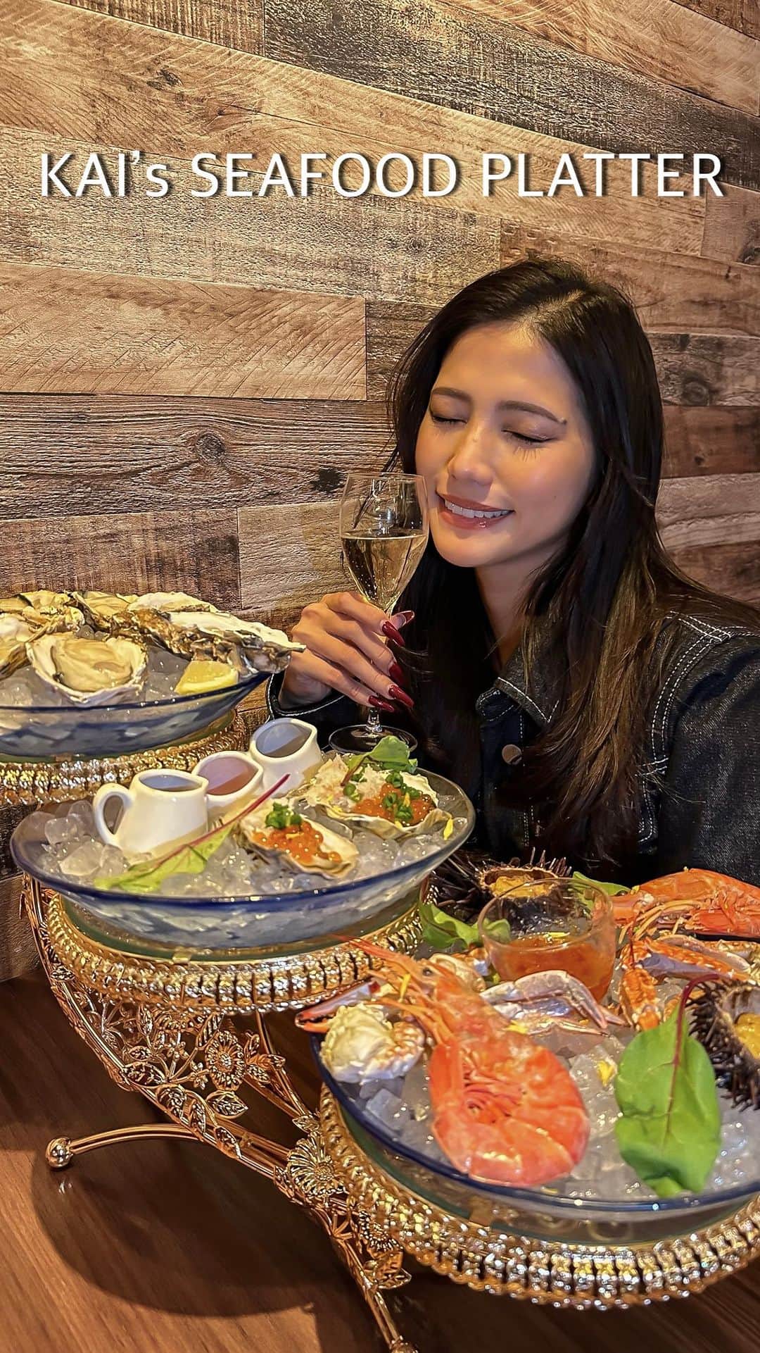 Marika Kajiwaraのインスタグラム：「大好きな牡蠣食べてきた🦪💛 ＊ 福島にある、牡蠣と肉たらし ビストロKAIで 人気メニューのKAI’s SEAFOOD PLATTERを 食べてきたよ😋 これだけで生牡蠣８個も食べられるし エビもカニもウニも乗ってて、 海鮮好きの私にはたまらなかった😍♡ しかもプレートがめっちゃ映え📸 ＊ しっかりご飯食べたい時も 2件目に飲みに行くのにも良さそう✨ 旬な産地から取り寄せている 牡蠣の食べ比べもできるから 牡蠣好きさんは是非行ってみて💗！ ＊ ＊ ＊ @oyster_and_firegrill #オイスターバー #福島グルメ #牡蠣 #生牡蠣 #シーフードプラッター #梅田グルメ #牡蠣と肉たらしビストロkai #PR #食べスタグラム #関西グルメ #大阪グルメ #大阪ディナー#食べログ」