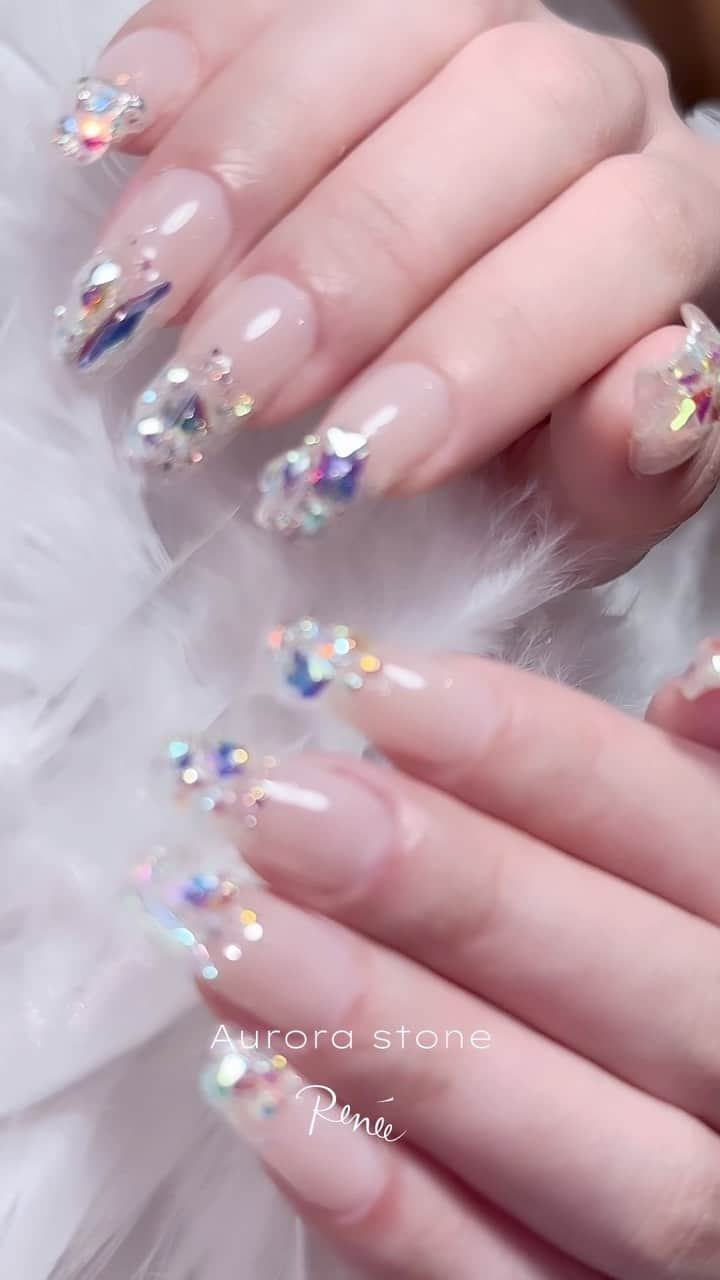 埜藤理恵のインスタグラム：「きらんきらんストーングラデ⭐︎ @apresnailofficial  @apresnailjapan  形は→après Gel-X スカルプテッドコフィンミディアム 良きですな🫶🏻  ベッドのカラーは @dnagel_spacenail  N13 ♡  #PR  □ Rie Nofujiプロデュース @tree01official エプロン 好評発売中  □ Renée professional brush シリーズ ＊オーバル ＊トップフレンチ ＊スマートフラット Renée web shop 全国ネイルディーラーにて発売中 プロフィールURLより飛べます  □ 店舗詳細 ⇩ 大阪府大阪市北区堂山町1-2 R&Eビル3階 am10:00〜pm20:00 JR大阪駅から徒歩7分 阪急梅田駅から徒歩7分 御堂筋梅田駅から徒歩7分  ご予約は サロンの公式LINEより受け付けております。 @rrieenee プロフィールURLより LINE飛べます。 LINEにて行き方動画も配信しておりますので ご参考くださいませ  #nailsalonRenee#ネイルサロンレネ #大阪ネイルサロン #梅田ネイルサロン #大阪ネイル#梅田ネイル」