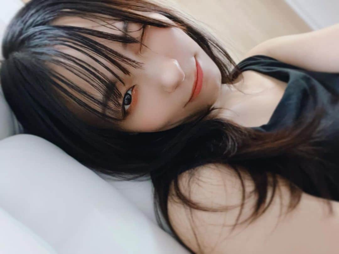 ジェニーのインスタグラム：「そういえば髪切ったなり💇‍♀️✨ 前より少し重め+ウルフカットに してもらったよー◝︎(´꒳`*)◜︎✧︎˖  テンション上がってﾊﾟｼｬﾊﾟｼｬw やっぱ髪切ると気分上がるね🤭  @album_taichi さんが 切ってくださいました⋆⁺₊˚ ↑ 初めてインスタで美容師さんを 検索してお邪魔したお店かも💫」