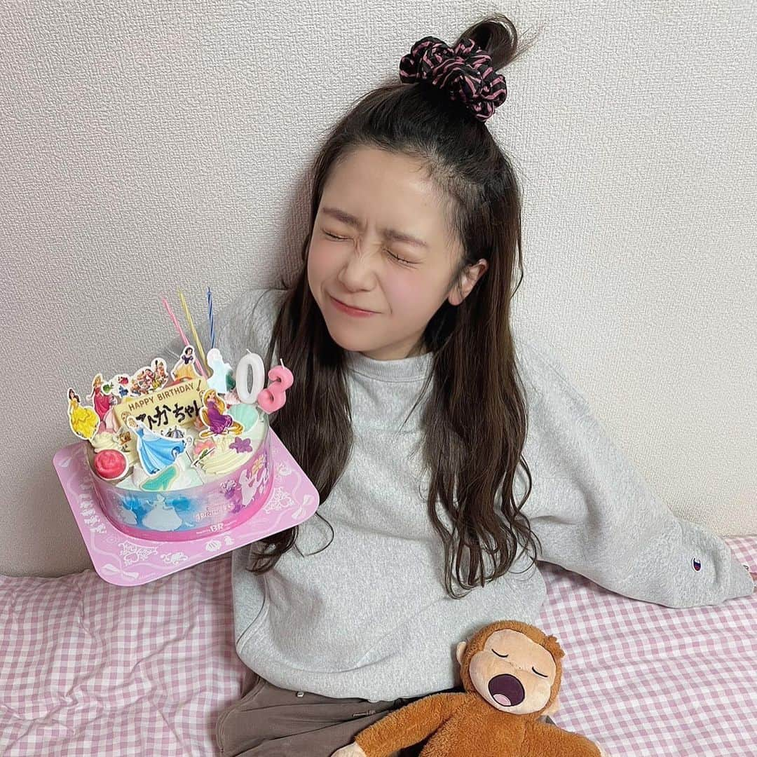 水嶋ひかるのインスタグラム：「初めて食べた🎂💓 かまいいし、おいしかったぁ🥀👸🏼🍎👑🎂 （あと2つ残してる🤫） ありまとうっ😋 . . ジョージのアイスも早く行きたい🙊🍨 . #サーティワン #サーティワンアイスクリーム #サーティワンアイスクリームケーキ #おさるのジョージ #おさるのジョージ部 #今日は何の日 #初恋の日」