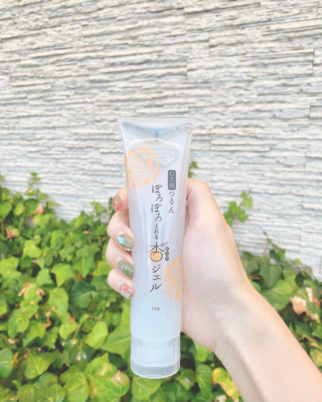 きいたんさんのインスタグラム写真 - (きいたんInstagram)「💆🏼‍♀️🫧🍊 ⁡ ⁡ ピーリングって古くなった角質が取れて ツルツルなるのはもちろんやけど、 杏ジェルをしばらく続けてたら くすみまでなくなる効果もあるみたい🥺💗 メイク汚れも取り除いてくれるし 洗顔だけだとあかんなあと改めて実感した😢 お肌のゴワつきが気になった時は ピーリングか毛穴洗浄してるよ💆🏼‍♀️🫧 ⁡ ⁡ ⁡ ⁡ ⁡ ⁡ ⁡ ⁡ ⁡ ⁡ ⁡ ⁡ #フレージュ　#ぽろぽろとれる杏ジェル　#ピーリングジェル　#角質ケア #PR ⁡」10月30日 20時24分 - k11_tan