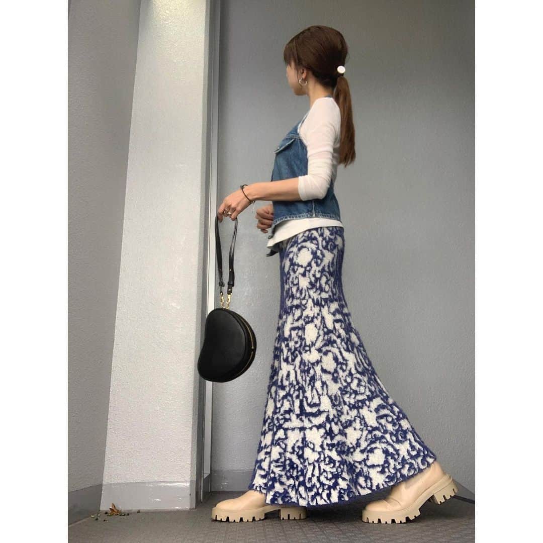 chieminsのインスタグラム：「ファミセでgetしたニットスカートやっとおろせた‧✧̣̥̇‧ めちゃ可愛🤍🤍🤍·͜· 可愛さ写真では伝わらんのが残念💦  T▶︎▷#lavishgate  vest.boots▶︎▷#zara  skirt▶︎▷#rosebud  bag▶︎▷#chiiiibag   #code  #coordinate #ootd #outfit #mylook #ママコーデ#156cmコーデ」