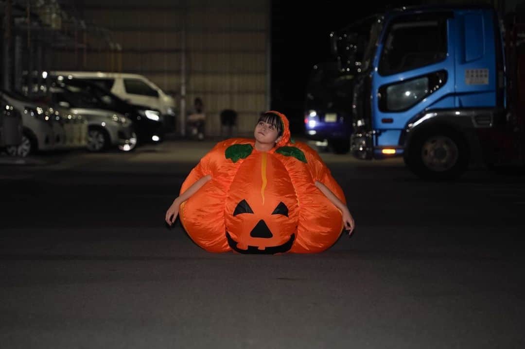 佐々木ほのかのインスタグラム：「飛ばねぇカボチャはただのカボチャだ🎃」