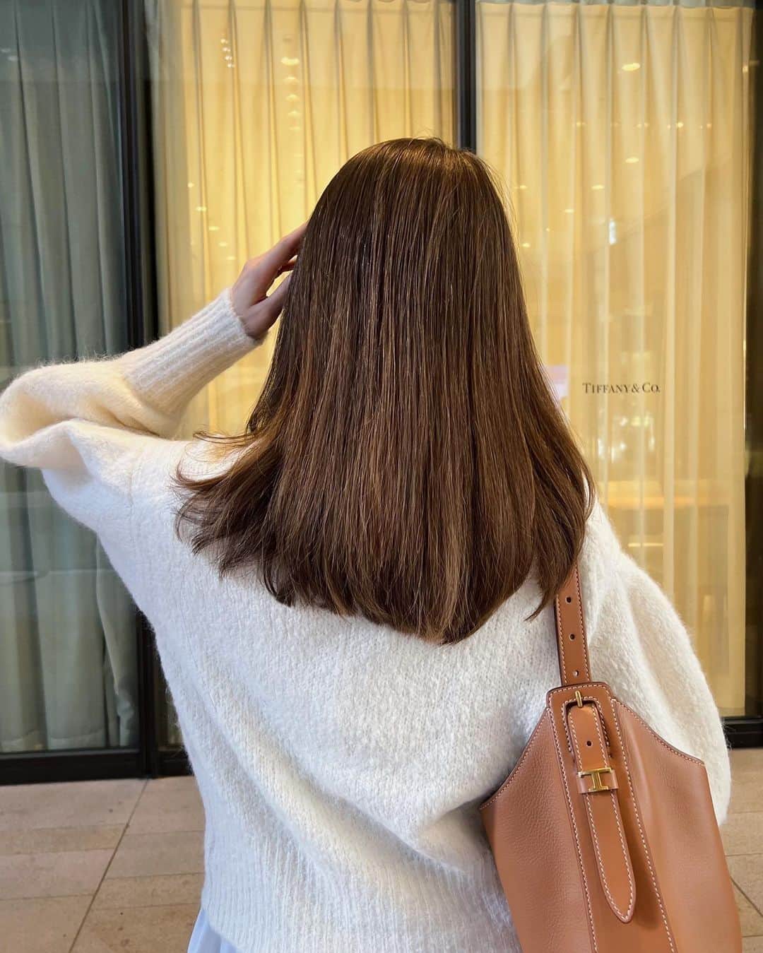 ティファニー春香さんのインスタグラム写真 - (ティファニー春香Instagram)「.  これからの季節お洋服が重たくなるので、 髪の毛少し短く整えていただきました✂︎✨  顔周りはいつも通りレイヤーを入れ、 後ろ髪はふんわり丸みのあるラインに🤍  Thank you @yasuteru213 ♪  #髪型 #ヘアスタイル #ヘアカット #セミロング #hairstyle」10月30日 20時24分 - tiffanyharuka