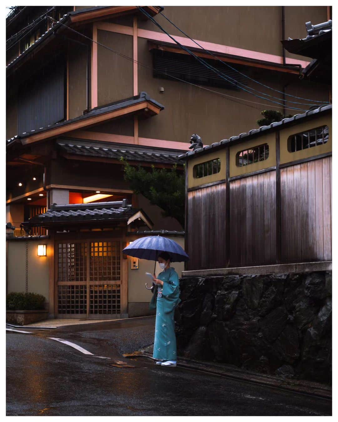 Takashi Yasuiのインスタグラム：「Kyoto ☔ November 2021  📕My photo book - worldwide shipping daily - 🖥 Lightroom presets ▶▶Link in bio  #USETSU #USETSUpresets #TakashiYasui #SPiCollective #filmic_streets #ASPfeatures #photocinematica #STREETGRAMMERS #street_storytelling #bcncollective #ifyouleave #sublimestreet #streetfinder #timeless_streets #MadeWithLightroom #worldviewmag #hellofrom #reco_ig」