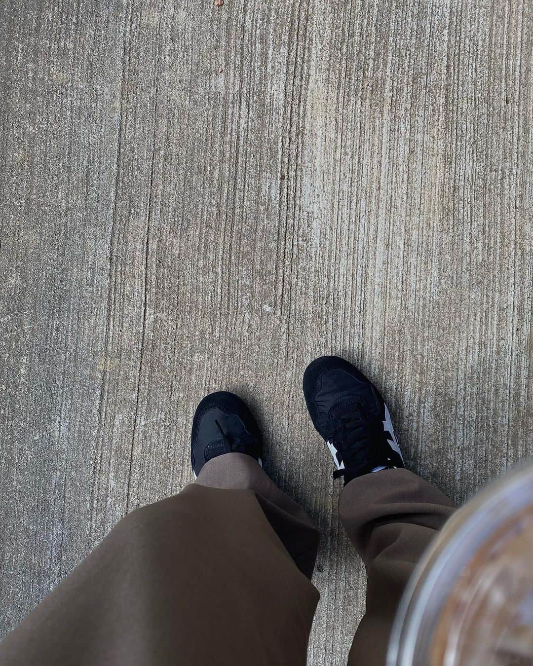 MAKI MIYAMOTO 宮本真紀さんのインスタグラム写真 - (MAKI MIYAMOTO 宮本真紀Instagram)「. きゆうはやっとファーストシューズデビュー👟 @newbalance  ずっとお兄ちゃんのお下がり履いて練習してたから、靴が大好きで履いたら絶対逃走するし、家でも気づいたら靴箱から誰かの靴を出して履こうとしてる笑  私も自分にランニングシューズとスニーカーを何年ぶりかに新調しました🤤  1番靴買って貰ってるのは成長期のれまなんですけどね笑」10月30日 20時34分 - makime_me_