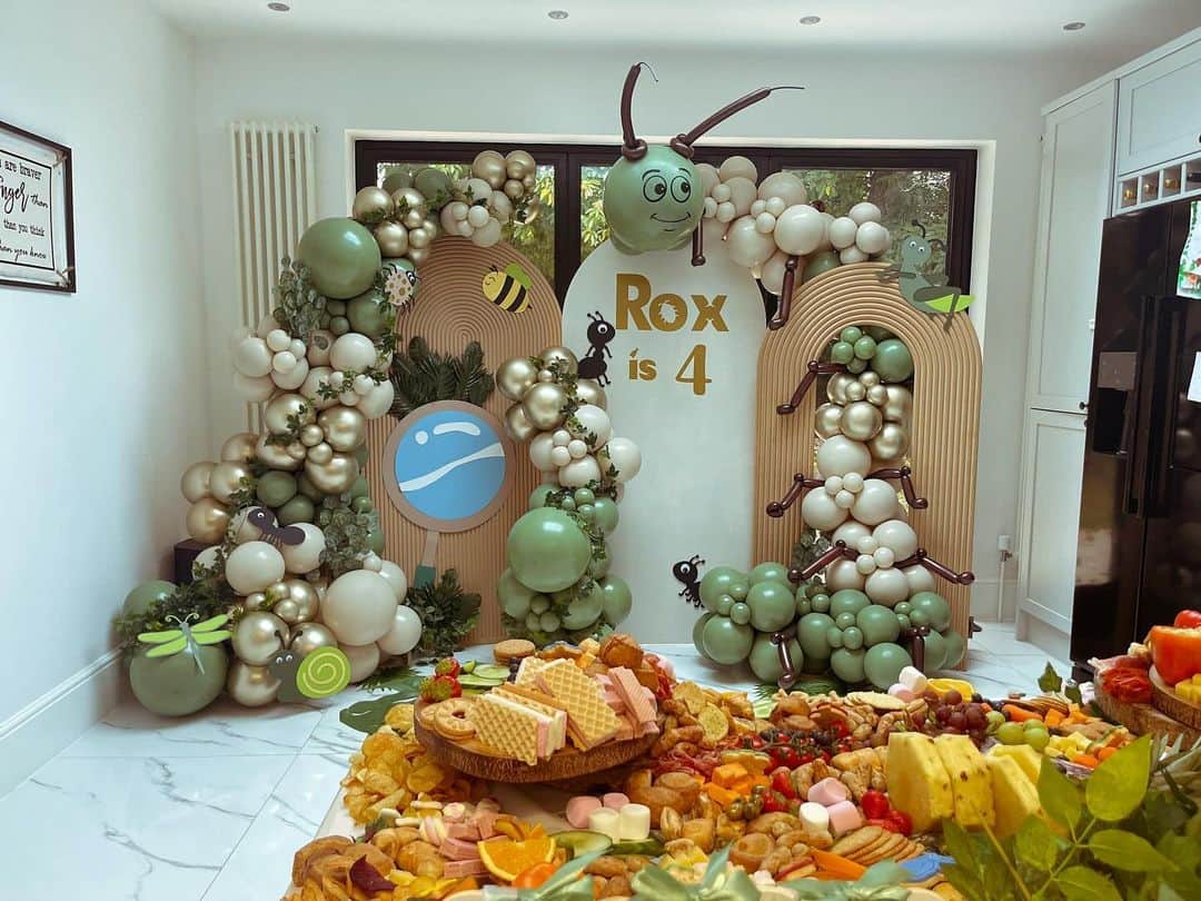 マーニー・シンプソンのインスタグラム：「The cutest little set up for Rox’s birthday after party at home yesterday ❤️ obviously Rox is obsessed with bugs so you can see the detail that has gone in this set up is extremely unique to Rox and so thoughtful I loved it all and was so impressed !!!   List of the company’s I used who I can’t recommend enough such amazing service :)   *SARRA - BUSY B EVENT PLANNERS* @busy.b.eventplanners ▪︎ Event Planning ▪︎ Supplier Coordination   *DANIELLE - PARTY PALACEE* @partypalacee ▪︎ Design & Concept ▪︎ Balloon Decor ▪︎ Backdrops ▪︎ Props  *ASHLEY - MAKE IT PRETTY BALLOON & DECOR* @makeitprettyballoonsanddecor ▪︎ Balloon Decor  ▪︎ Props  *DEANNIE - THE GRAZING BUDDHA*  @thegrazingbuddha ▪︎ Sandwiches ▪︎ Sweet & Savoury Graze  *KELLY - CAKE BOPS*  @cake_bops ▪︎ Cake Pop Tower ▪︎ Custom Cookies  *JOSEPHINE - INDULGENCE BY JOSEPHINE* @indulgencebyjosephine ▪︎ Birthday Cake ▪︎ Cupcakes  *HOLLIE - SAY IT WITH SWEETIES* @say.it.with.sweeties ▪︎ Sweet Party Favours」