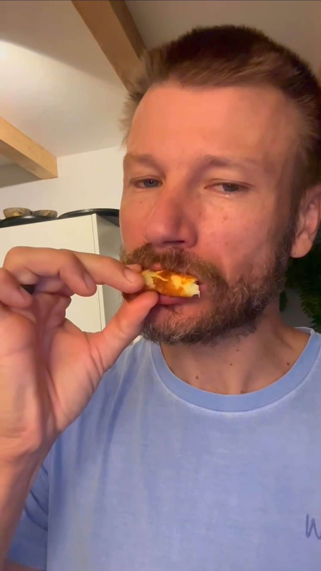 Rodrigo Hilbertのインスタグラム：「Hoje foi dia de preparar uma panqueca de pão de queijo no café da manhã pra minha pequena ir pra escola.  Tava tão boa que tive que preparar outra 😂  ✍🏻Receita: - 1 ovo - 1/4 xícara de leite - 30g queijo parmesão - 2 colheres de sopa de polvilho azedo - 1 colher de café de fermento químico - o recheio voce pode usar o que tiver na sua geladeira   #receita #panqueca #paodequeijo #cafedamanha」