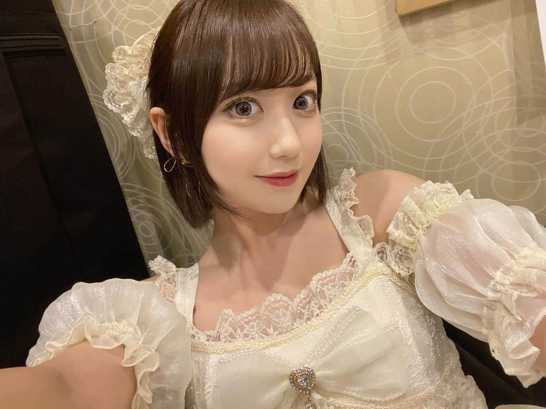 MI-MIさんのインスタグラム写真 - (MI-MIInstagram)「Youtuber Rちゃんプロデュースのカラコン 『Quprié(キュプリエ)』を試してみたよ💋  全動画見てるくらい大好きなRちゃんのブランドなので 絶対盛れるし可愛いこと間違いない!!と 期待して待ってたからついに発売とっても嬉しい...❤︎  上品な発色だからシーン別にあざとく使えちゃう💄💋  【全4種類の特徴】  ✔️Gray chaton(グレーシャトン) 写真1枚目!! 着物と合わせてクールな感じになった気が😳  ✔️Amour rose(アムールロゼ) 写真2枚目!! ライブで着用してみたんだけど、黒縁の中に ほんのりピンクが馴染んで衣装ともぴったりだった🥰 ファンの方からもかなり好評で今日のカラコン 可愛いって褒められたよ🫶  ✔️Noix beige(ノワベージュ) 写真３枚目!! とにかく写真が映える🥺休日のカフェ活とか おでかけにぴったりだなって思った〜!  ✔️Charme brown(シャルムブラウン) 写真4枚目!! 同じブラウン系でもこちらの方がナチュラルかも🐱 職場や学校も厳しすぎないところであれば全然使えそう🙆  全部サイズは14.5mm!!  私はドライアイ持ちなので 大きめサイズのカラコンだと 目が疲れてしまう事が多かったんだけど  キュプリエは含水率58%で、酸素透過性だから 違和感なくフィットして長時間つけれたよ🙆‍♀️  ぜひチェックしてみてね🫶  PR @quprie_official  #quprie #キュプリエ #ノワベージュ #シャルムブラウン #グレーシャトン #アムールロゼ #カラコン #sponsored」10月30日 20時28分 - mii__mi.chan