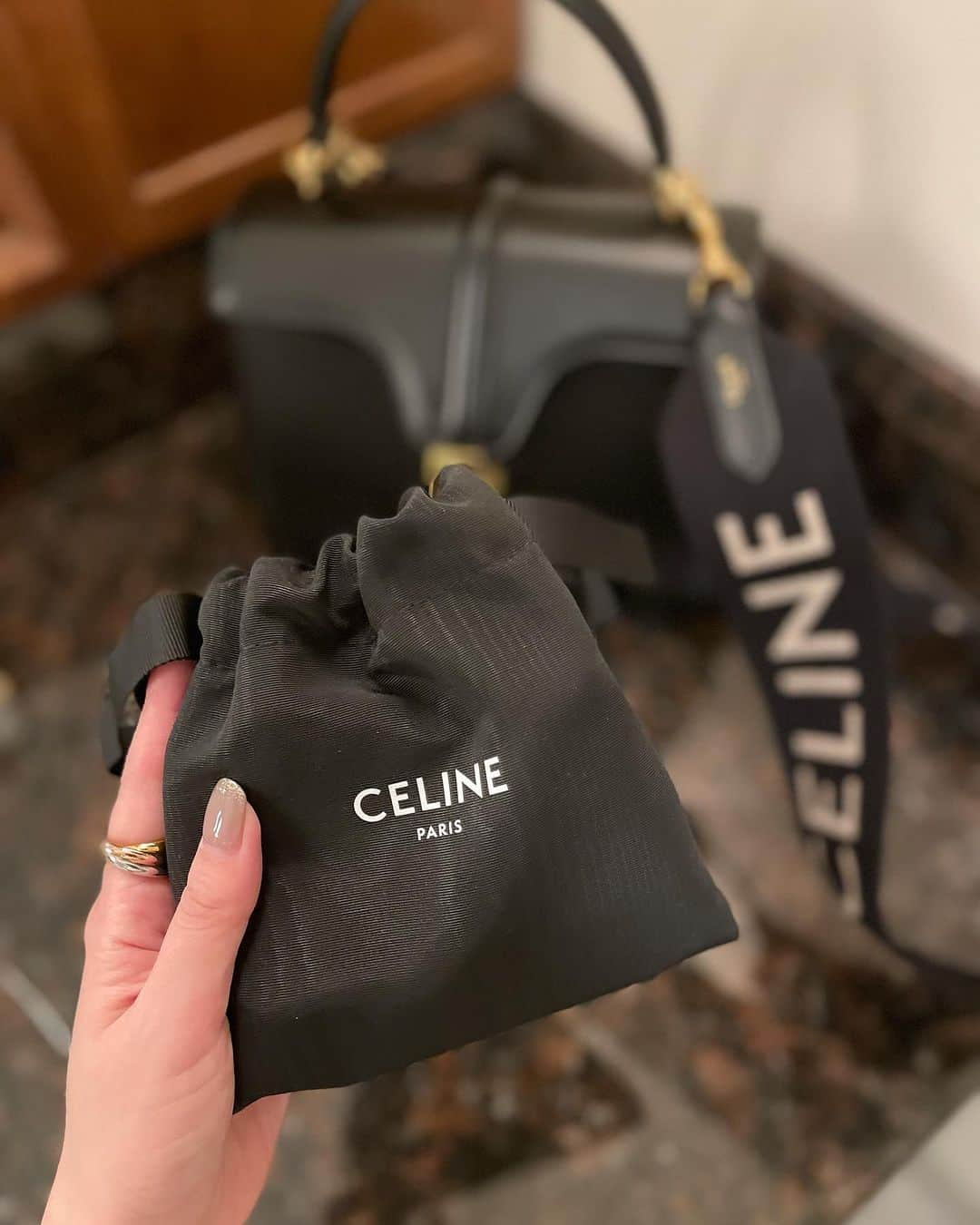 瀬戸早妃さんのインスタグラム写真 - (瀬戸早妃Instagram)「お気に入りのカバンの中身👜 @celine   ほとんど何も入ってない…🥰  お財布とリップグロス2種 (DiorとESTEE LAUDER) あと傷跡隠しのフローレスフィット (COVERMARK)  メイクポーチも持ち歩かなくて CELINEでお買い物した時についてきた 保存袋を利用しています🖤  #カバンの中身 #バッグの中身 #紹介するほどでもない😂」10月30日 20時29分 - plievesaki