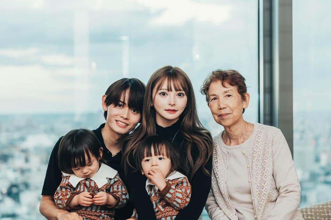 黒崎みさのインスタグラム：「ホカンスの時の撮影データ📷✨ 全員が前を向いてたり盛れてる写真はない笑 早くはいチーズ覚えて欲しいな~ ⁡ クリスマスも呼ぼうか悩みちゅう~ ⁡ #ホカンス #ホテルステイ #家族旅行 #家族写真 #マンダリンオリエンタル東京 #双子 #双子ママ」