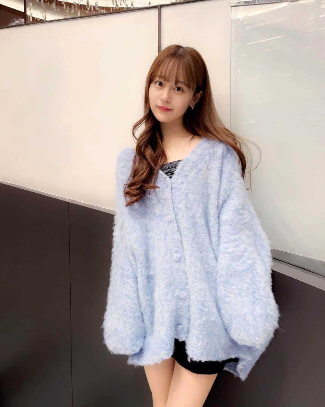 牧野真鈴さんのインスタグラム写真 - (牧野真鈴Instagram)「もこもこカーデ🌨️ ゆるっと感がたまらない…🩵  @qumerry.official  #qumerry #キュメリ」10月30日 20時29分 - makino_marin