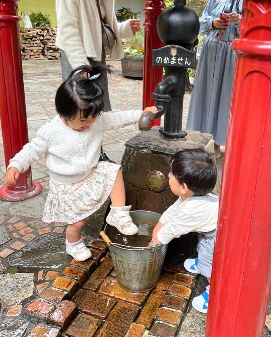 逢月あかりさんのインスタグラム写真 - (逢月あかりInstagram)「妹達とジブリ美術館へ✨  先月も行ったので二回目👧🏻  2枚目の写真の後は悲惨なことに😂  前回行った時の好きな場所を覚えていたみたいで、そこに向かってダッシュでした☺️  追いかけるのが大変すぎた😂  ワンピースは姉妹で👗 @adelly.tokyo   #三鷹の森ジブリ美術館 #ジブリ美術館#子連れお出かけ#2歳児ママ #adelly#マタニティコーデ #妊娠後期#お呼ばれワンピース#三姉妹#姉妹#姉妹コーデ」10月30日 20時30分 - akari.ouzuki