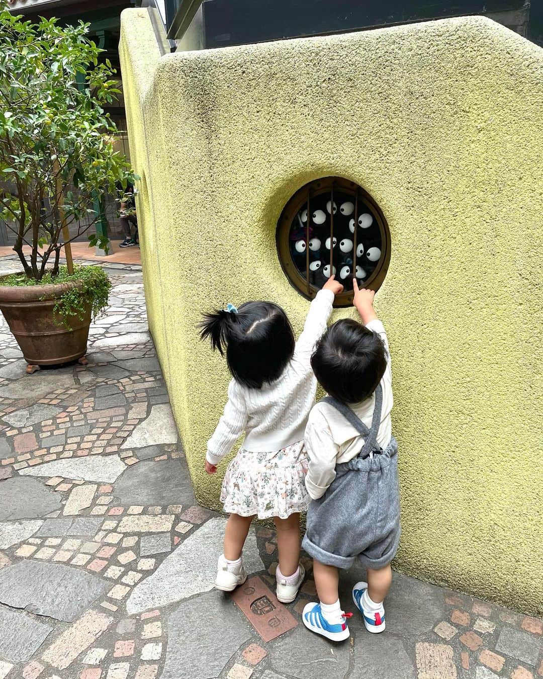 逢月あかりさんのインスタグラム写真 - (逢月あかりInstagram)「妹達とジブリ美術館へ✨  先月も行ったので二回目👧🏻  2枚目の写真の後は悲惨なことに😂  前回行った時の好きな場所を覚えていたみたいで、そこに向かってダッシュでした☺️  追いかけるのが大変すぎた😂  ワンピースは姉妹で👗 @adelly.tokyo   #三鷹の森ジブリ美術館 #ジブリ美術館#子連れお出かけ#2歳児ママ #adelly#マタニティコーデ #妊娠後期#お呼ばれワンピース#三姉妹#姉妹#姉妹コーデ」10月30日 20時30分 - akari.ouzuki