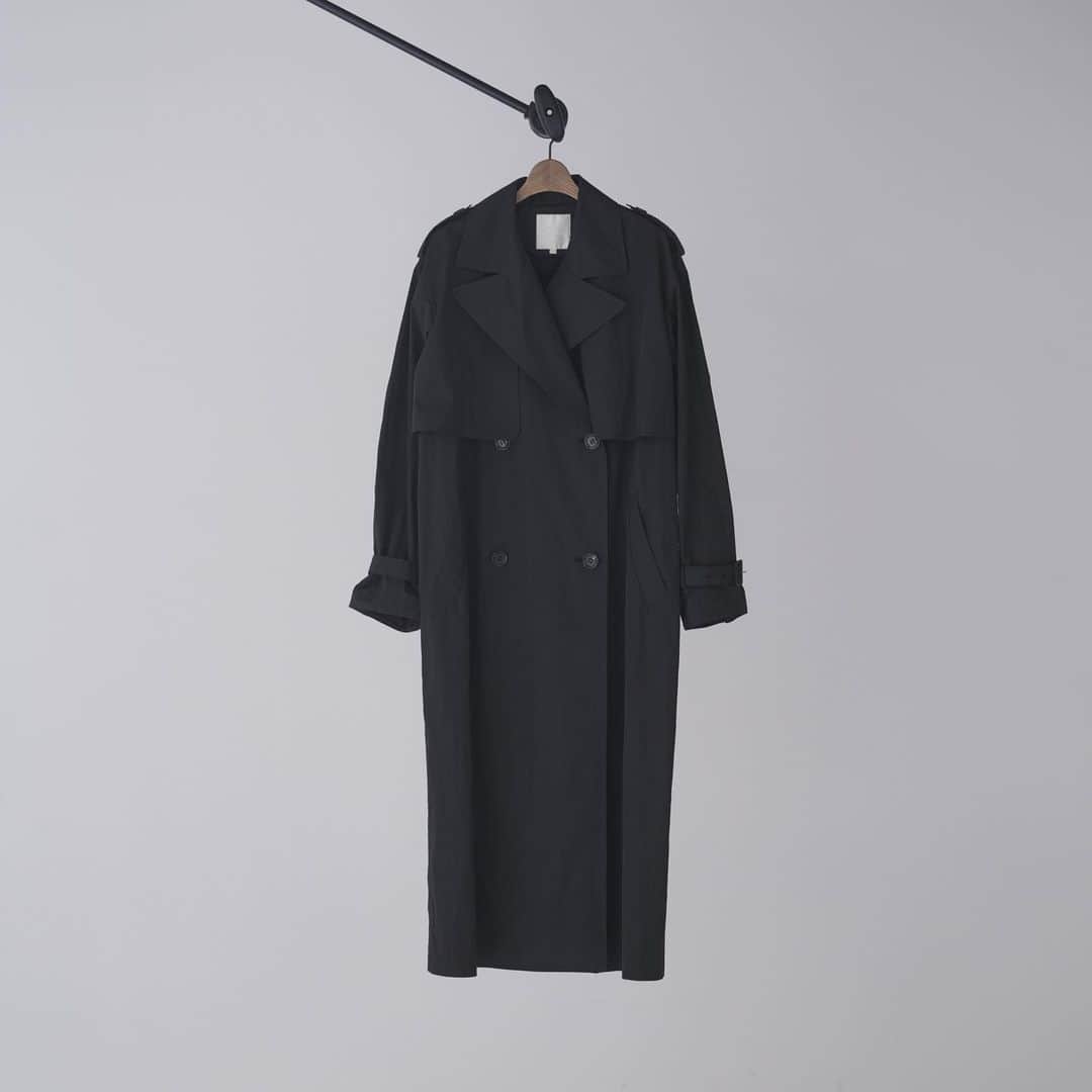Drawing Numbersのインスタグラム：「.  23AW Recommend Item タフタ生地を使用した、硬質で上品な光沢感のあるロングコート。   ハンサムモード漂うワイドシルエットで さっと羽織るだけでクラスアップ。  非常に軽く、ゆとりのある身幅なので厚手のニットとも 心地よく着られます。   COAT ¥74,800 - Drawing Numbers  #drawingnumbers #ドローイングナンバーズ #2023aw #coat #longcoat #ロングコート #秋アウター #秋冬コーデ」