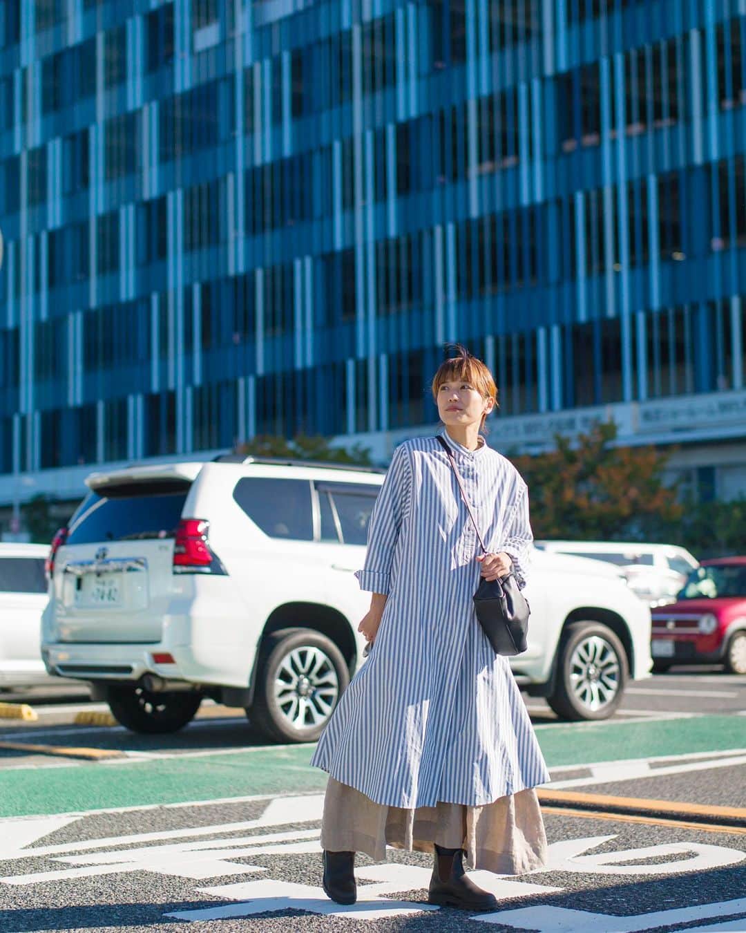 甲斐麻美さんのインスタグラム写真 - (甲斐麻美Instagram)「🌱🌱🌱  今日は ポカポカ陽気🌞で コートの出番はいつになるやら…🤔🌈 というくらいに暑かったー！  でも薄着のチャンス！← 大好きな @hatakake_ のストライプワンピースを着てお出かけしてきました✨  昨日と同じく @ito_fukuoka のキャミワンピースを中に重ねて◎ ボリューミーにしてみたよ🫶🏻  ブーツは @blundstone_japan  どんなコーデにもぴったり合うブーツ🥾ずーっと大事に履いています。  バッグは、 @tukn_official  小さく見えるけど長財布も入るし、わたしにとっては意外に沢山入る印象◎ 可愛いし、重くないから気に入ってます🥰  明日もポカポカ陽気だといいな🌞🌈✨  #20231030 #kaicoの好日 #kaico服 #コーデ記録 #ダブルピース」10月30日 20時31分 - kaico_asami