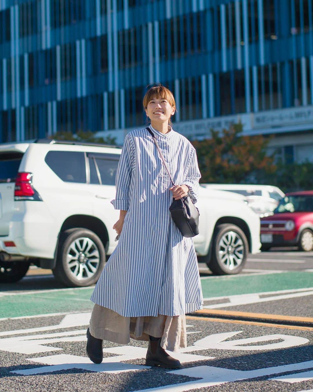 甲斐麻美さんのインスタグラム写真 - (甲斐麻美Instagram)「🌱🌱🌱  今日は ポカポカ陽気🌞で コートの出番はいつになるやら…🤔🌈 というくらいに暑かったー！  でも薄着のチャンス！← 大好きな @hatakake_ のストライプワンピースを着てお出かけしてきました✨  昨日と同じく @ito_fukuoka のキャミワンピースを中に重ねて◎ ボリューミーにしてみたよ🫶🏻  ブーツは @blundstone_japan  どんなコーデにもぴったり合うブーツ🥾ずーっと大事に履いています。  バッグは、 @tukn_official  小さく見えるけど長財布も入るし、わたしにとっては意外に沢山入る印象◎ 可愛いし、重くないから気に入ってます🥰  明日もポカポカ陽気だといいな🌞🌈✨  #20231030 #kaicoの好日 #kaico服 #コーデ記録 #ダブルピース」10月30日 20時31分 - kaico_asami