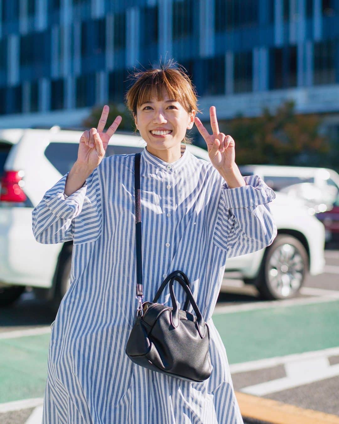 甲斐麻美さんのインスタグラム写真 - (甲斐麻美Instagram)「🌱🌱🌱  今日は ポカポカ陽気🌞で コートの出番はいつになるやら…🤔🌈 というくらいに暑かったー！  でも薄着のチャンス！← 大好きな @hatakake_ のストライプワンピースを着てお出かけしてきました✨  昨日と同じく @ito_fukuoka のキャミワンピースを中に重ねて◎ ボリューミーにしてみたよ🫶🏻  ブーツは @blundstone_japan  どんなコーデにもぴったり合うブーツ🥾ずーっと大事に履いています。  バッグは、 @tukn_official  小さく見えるけど長財布も入るし、わたしにとっては意外に沢山入る印象◎ 可愛いし、重くないから気に入ってます🥰  明日もポカポカ陽気だといいな🌞🌈✨  #20231030 #kaicoの好日 #kaico服 #コーデ記録 #ダブルピース」10月30日 20時31分 - kaico_asami