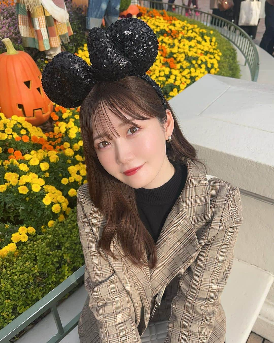 麦のインスタグラム：「. . 10月も充実してました🎃🎶 . . . . .  #disney #tdl #disneyland #ディズニーランド #ディズニーコーデ #ディズニーハロウィン #秋コーデ #秋ネイル #ネイルデザイン #秋カラー」