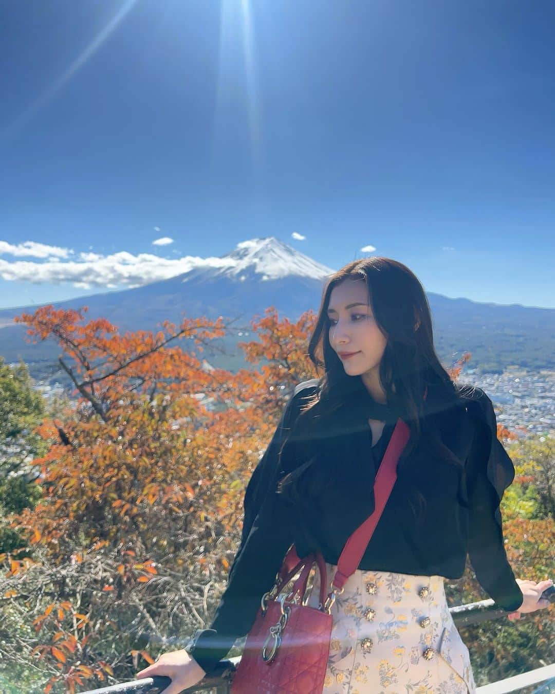 青山千夏のインスタグラム：「場面で河口湖観光🫡✨ ロープウェイ乗って富士山見て、アヒルボート漕いだw 自然すき〜♥️  #河口湖 #河口湖観光  #ロープウェイ #女子旅」