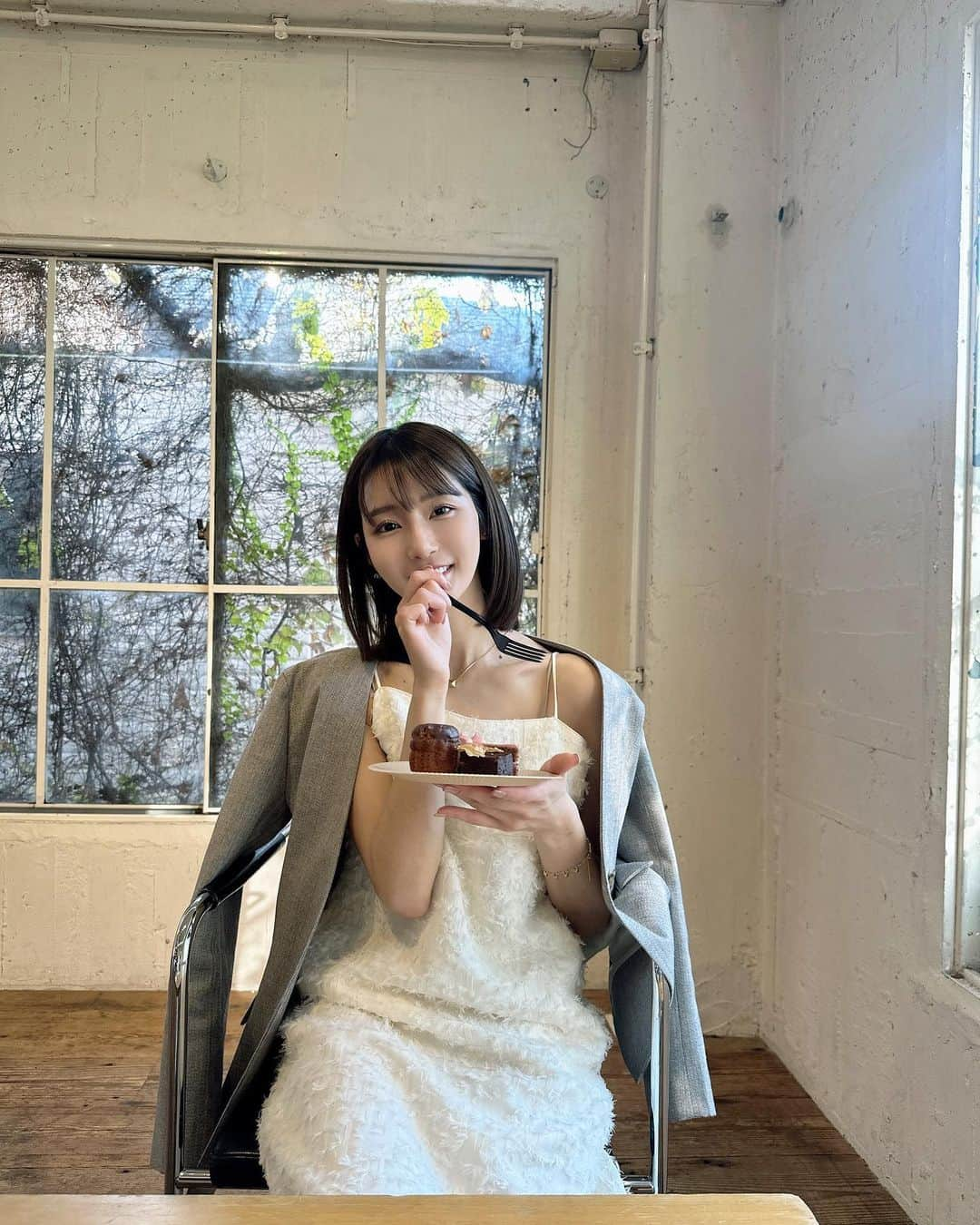 蒼川愛さんのインスタグラム写真 - (蒼川愛Instagram)「おろしたてのお洋服でディフューザーのPOPUPに行ってきました💐🤍 上品な香りばかりで鼻が幸せすぎました ケータリングのスイーツがとっっても美味しかった…🍴𓈒𓂂𓏸  これは9月下旬くらいの日だけど、この日から服装の身軽さ変わってないあたり今年は秋が長くて嬉しい🌝 いつも秋は一瞬ですぐ冬支度だから、今くらいの気候のうちにお出かけしたいな🍁🍂  キャミワンピは今年の展示会でオーダーしていたもの❤︎ @adametrope  ジャケットは去年確か家族旅行の帰りに寄ったアウトレットで購入した @fray_id です👼🏻 . . . #fashion #秋コーデ #骨格ウェーブ #コーディネート #ブルベ冬 #ブルベ夏コーデ」10月30日 20時32分 - tougarashi_suki