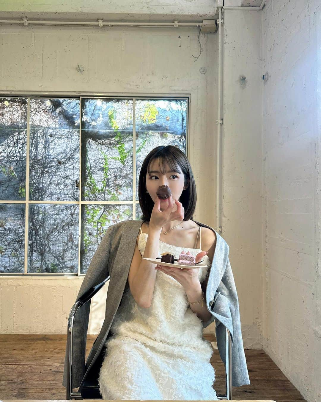 蒼川愛さんのインスタグラム写真 - (蒼川愛Instagram)「おろしたてのお洋服でディフューザーのPOPUPに行ってきました💐🤍 上品な香りばかりで鼻が幸せすぎました ケータリングのスイーツがとっっても美味しかった…🍴𓈒𓂂𓏸  これは9月下旬くらいの日だけど、この日から服装の身軽さ変わってないあたり今年は秋が長くて嬉しい🌝 いつも秋は一瞬ですぐ冬支度だから、今くらいの気候のうちにお出かけしたいな🍁🍂  キャミワンピは今年の展示会でオーダーしていたもの❤︎ @adametrope  ジャケットは去年確か家族旅行の帰りに寄ったアウトレットで購入した @fray_id です👼🏻 . . . #fashion #秋コーデ #骨格ウェーブ #コーディネート #ブルベ冬 #ブルベ夏コーデ」10月30日 20時32分 - tougarashi_suki