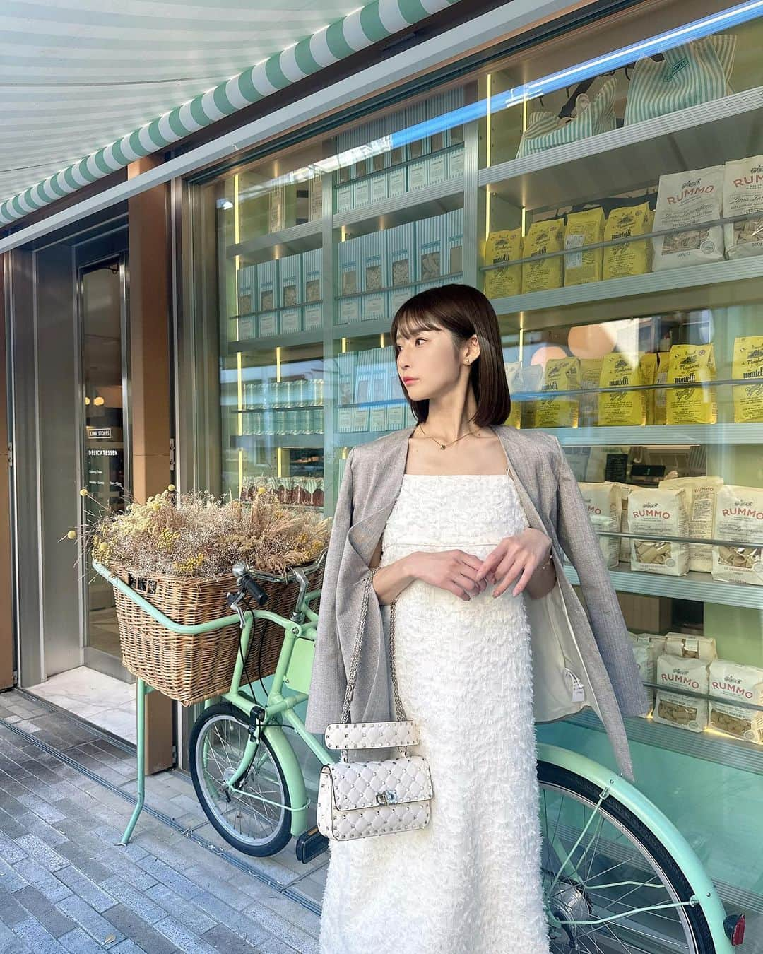 蒼川愛さんのインスタグラム写真 - (蒼川愛Instagram)「おろしたてのお洋服でディフューザーのPOPUPに行ってきました💐🤍 上品な香りばかりで鼻が幸せすぎました ケータリングのスイーツがとっっても美味しかった…🍴𓈒𓂂𓏸  これは9月下旬くらいの日だけど、この日から服装の身軽さ変わってないあたり今年は秋が長くて嬉しい🌝 いつも秋は一瞬ですぐ冬支度だから、今くらいの気候のうちにお出かけしたいな🍁🍂  キャミワンピは今年の展示会でオーダーしていたもの❤︎ @adametrope  ジャケットは去年確か家族旅行の帰りに寄ったアウトレットで購入した @fray_id です👼🏻 . . . #fashion #秋コーデ #骨格ウェーブ #コーディネート #ブルベ冬 #ブルベ夏コーデ」10月30日 20時32分 - tougarashi_suki