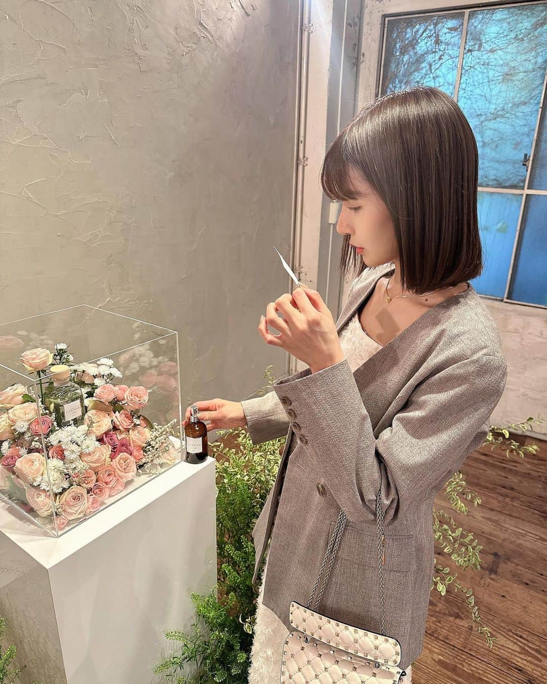 蒼川愛さんのインスタグラム写真 - (蒼川愛Instagram)「おろしたてのお洋服でディフューザーのPOPUPに行ってきました💐🤍 上品な香りばかりで鼻が幸せすぎました ケータリングのスイーツがとっっても美味しかった…🍴𓈒𓂂𓏸  これは9月下旬くらいの日だけど、この日から服装の身軽さ変わってないあたり今年は秋が長くて嬉しい🌝 いつも秋は一瞬ですぐ冬支度だから、今くらいの気候のうちにお出かけしたいな🍁🍂  キャミワンピは今年の展示会でオーダーしていたもの❤︎ @adametrope  ジャケットは去年確か家族旅行の帰りに寄ったアウトレットで購入した @fray_id です👼🏻 . . . #fashion #秋コーデ #骨格ウェーブ #コーディネート #ブルベ冬 #ブルベ夏コーデ」10月30日 20時32分 - tougarashi_suki